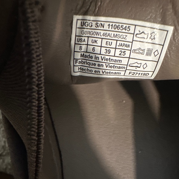 Gently used, Ugg slip-on shoe - Picture 4 of 5